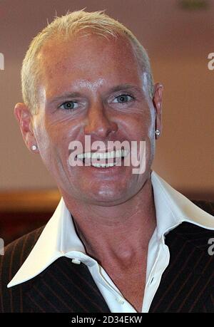 Dossier de bibliothèque daté du 16/09/2005 de Paul Gascoigne.Un consortium impliquant l'ancienne star de l'Angleterre Gascoigne a fait une offre pour acheter le club de conférence North Kettering Town.Peter Mallinger, président de Poppies, a reçu une offre pour sa participation majoritaire, le lundi 3 octobre 2005.Voir PA Story football Kettering.APPUYEZ SUR ASSOCIATION photo.Le crédit photo devrait se lire: Owen Humphreys/PA Banque D'Images