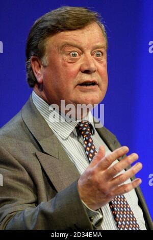 Le candidat à la direction conservatrice Ken Clarke, lors de son allocution à la conférence du Parti conservateur à Blackpool. Mardi 4 octobre 2005.Kenneth Clarke s'est salué aujourd'hui comme la « bête plus grande » la mieux adaptée pour prendre le Labour et gagner la prochaine élection pour les Tories.Voir l'histoire de PA TORIES Clarke. APPUYEZ SUR ASOCIATION PHOTO. LE CRÉDIT PHOTO DEVRAIT ÊTRE PHIL Noble/PA Banque D'Images