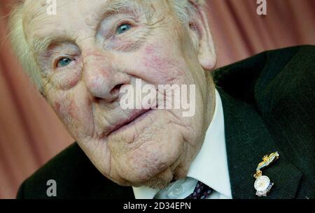 Henry Allingham a 109 ans et le plus vieux vétéran de la première Guerre mondiale en Grande-Bretagne, avec la plaque d'honneur de l'Association du bras aérien de la flotte qu'il a reçu lors d'une cérémonie à St. Dunstans à Brighton, dans l'est du Sussex. Banque D'Images