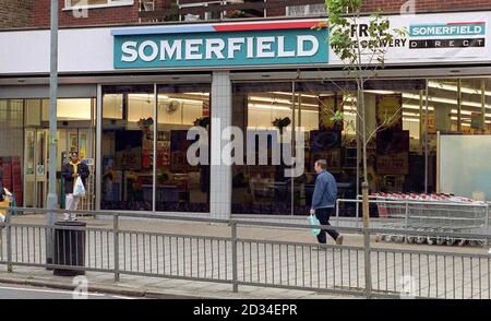 Un fichier image d'UN supermarché Somerfield à Tulse Hill, Londres.la bataille pour la chaîne de supermarchés de 1 milliard de livres Somerfield a été mis sur sa tête aujourd'hui vendredi 7 octobre 2005 après que l'un des soumissionnaires potentiels a terminé l'intérêt datant de six mois. London & Regional Properties, propriété des frères Ian et Richard Livingstone, a déclaré qu'elle avait décidé de ne pas proposer une offre pour Somerfield, mais qu'elle n'avait pas fourni de détails supplémentaires. Voir PA Story CITY Somerfield. Appuyez sur Association photo. Le crédit photo doit être de Peter Jordan/PA Banque D'Images