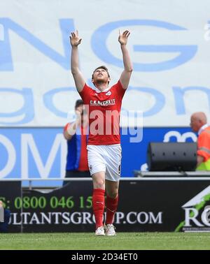 Sam Winnall de Barnsley célèbre son premier but du match de la zone de pénalité lors du match Sky Bet League One au DW Stadium, Wigan. Banque D'Images