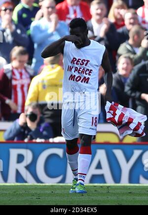 Stoke City's Mame Biram Diouf fête marquant son deuxième but de côtés du jeu pendant le match de la Barclays Premier League au stade Britannia, Stoke-on-Trent. Banque D'Images