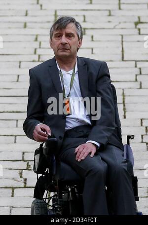 Donald Marcus, le partenaire d'assurance britannique Patricia Wilson, arrive sur le cours d'Assises de l'Aveyron à Rodez, l'édifice de la France, pour le début du procès de Jean-Louis Cayrou qui est accusé de son meurtre. Banque D'Images