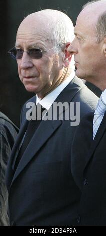 Sir Bobby Charlton (à gauche) aux funérailles de l'ancien footballeur d'Angleterre Johnny Haynes au crématorium de Mortonhall à Édimbourg aujourd'hui, le jeudi 27 octobre 2005. Haynes, 71 ans, est mort après un accident de voiture la semaine dernière dans la capitale écossaise. Voir l'histoire de PA FUNÉRAILLES Haynes. APPUYEZ SUR ASSOCIATION photo. Le crédit photo devrait se lire comme suit : David Cheskin/PA. Banque D'Images