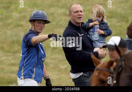 Zara et Mike Tindall avec sa fille Mia Grace à un match de polo de charité au Beaufort Polo Club à Tetbury, Gloucestershire. Banque D'Images