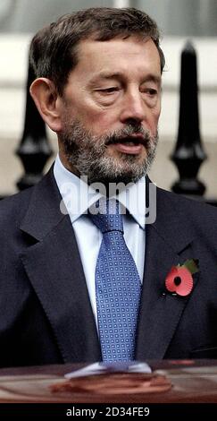 David Blunkett quitte le Bureau du travail et des pensions de Londres, mercredi 2 novembre 2005 le jour de sa démission pour la deuxième fois, en raison de la pression exercée sur ses transactions commerciales. Voir PA Story POLITICS Blunkett. APPUYEZ SUR ASSOCIATION photo. Le crédit photo devrait se lire : Andrew Parsons/PA Banque D'Images