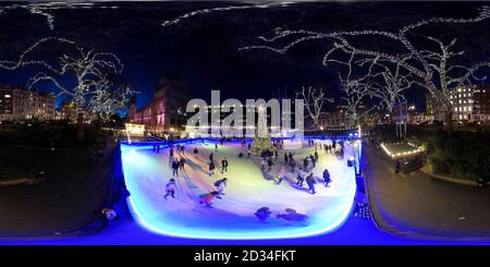 Vue panoramique à 360° de Les patineurs peuvent s'amuser avant Noël en patinant sur la patinoire du Musée d'histoire naturelle de Londres. Image : Mark pain / Alamy