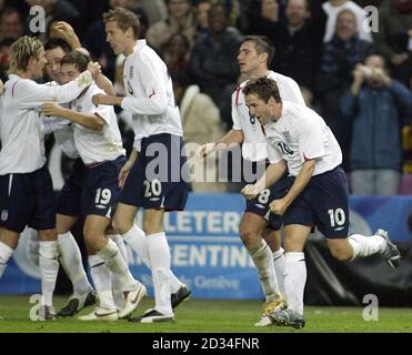 Michael Owen (R), de l'Angleterre, célèbre son premier but contre l'Argentine avec des coéquipiers lors du match international amical au Stade de Genève, Suisse, le samedi 12 novembre 2005. APPUYEZ SUR ASSOCIATION photo. Le crédit photo devrait se lire: Owen Humphreys/PA. CETTE IMAGE NE PEUT ÊTRE UTILISÉE QUE DANS LE CONTEXTE D'UNE FONCTION ÉDITORIALE. AUCUNE UTILISATION DE SITE WEB/INTERNET À MOINS QUE LE SITE NE SOIT ENREGISTRÉ AUPRÈS DE L'ASSOCIATION DE FOOTBALL PREMIER LEAGUE. Banque D'Images