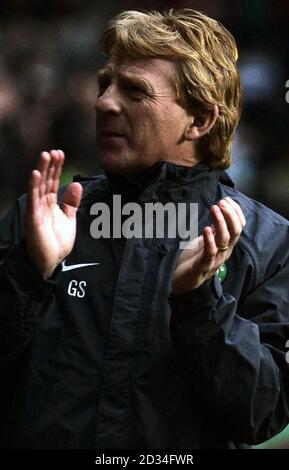 Gordon Strachan, le directeur du Celtic, prend part aux applaudissements d'une minute à la mémoire de George Best, décédé hier, avant le match de la Premier League de la Banque d'Écosse contre Dunfermline à Celtic Park, Glasgow, le samedi 26 novembre 2005. APPUYEZ SUR ASSOCIATION photo. Le crédit photo devrait se lire comme suit : Andrew Milligan/PA **USAGE ÉDITORIAL SEULEMENT** Banque D'Images