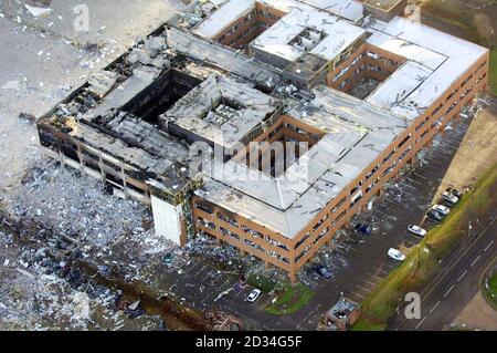 Photos prises LE LUNDI 12 DÉCEMBRE 2005, et publiées par la police de Hertfordshire, d'un bâtiment endommagé par l'explosion de dimanche au dépôt de carburant de Buncefield à Hemel Hempstead. Les pompiers ont déclaré mercredi 14 décembre 2005 que tous les incendies dans les 20 chars sur le site sont restés à l'écart d'un incendie qu'ils avaient décidé de laisser brûler plutôt que d'essayer de provoquer. Voir PA Story BLASTE explosion. APPUYEZ SUR ASSOCIATION photo. Photo Credit devrait lire: Chiltern Air support Unit / Hertfordshire police / PA. Banque D'Images