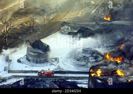 Photos prises LE LUNDI 12 DÉCEMBRE 2005, et publiées par la police de Hertfordshire, de l'incendie au dépôt de carburant de Buncefield à Hemel Hempstead. Banque D'Images