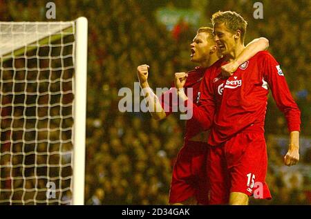 Peter Crouch de Liverpool célèbre son but avec John Arne Riise Banque D'Images