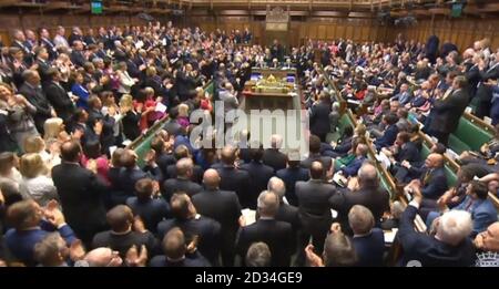 Les députés conservateurs de donner le premier ministre, David Cameron, d'une ovation après avoir terminé son dernier Premier Ministre des questions à la Chambre des communes, Londres. Banque D'Images