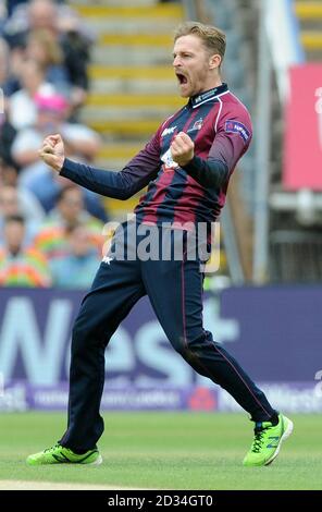 Northamptonshire Steelbacks Graeme White célèbre après avoir rejeté les Outlaws de Notinghamshire Riki Wessels pour 24 courses pendant la journée des finales de Blast NatWest T20 à Edgbaston, Birmingham. Banque D'Images