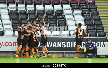 Shaun Maloney, de Hull City, fête ses scores avec ses coéquipiers lors du match de la Premier League au Liberty Stadium, à Swansea. Banque D'Images