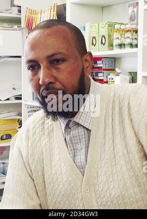 Prises de Screengrab PA de vidéo Abdiwahid Warsame, le père de Yuusuf Warsame, Tawfiq dans son épicerie à Whitmore Road, Birmingham après la mort de son fils. Banque D'Images