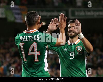 Jon Walters, de la République d'Irlande, célèbre le troisième but de son équipe avec Shane long lors de l'International friendly au stade Aviva de Dublin. Banque D'Images