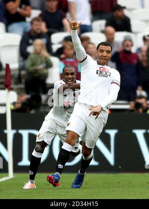 Troy Deeney de Watford (à droite) célèbre marquant son deuxième but de côtés du jeu pendant le premier match de championnat à la London Stadium, Londres. Banque D'Images