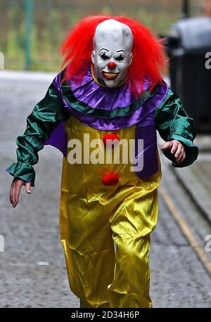 Modèle posés par une personne portant un costume clown dans une rue de Liverpool. La "killer clown" craze a continué de se propager à travers le Royaume-Uni avec un travail portant sur 14 rapports de 24 heures. Banque D'Images