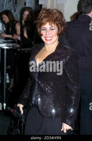 Ruby Wax arrive au Black & White ball du Parti conservateur au Old Billingsgate Market, le mercredi 8 février 2006. APPUYEZ SUR ASSOCIATION photo. Le crédit photo devrait se lire : Michael Stephens/PA Banque D'Images