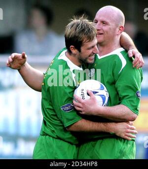 Le Celtic Maciej Zurawski célèbre avec son coéquipier John Hartson (R) après son but de chapeau-tour contre Dunfermline lors du match de la Bank of Scotland Premier League à East End Park, Dunfermline, Fife, dimanche 19 février 2006. APPUYEZ SUR ASSOCIATION photo. Le crédit photo devrait se lire comme suit : Steve Welsh/PA. ***USAGE ÉDITORIAL SEULEMENT*** Banque D'Images