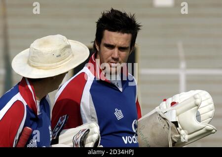 Le capitaine d'Angleterre Michael Vaughan (à gauche) s'entretient avec Kevin Pietersen, lors de la pratique du cricket au club de l'Inde, au stade Brabourne, à Bombay, en Inde. Banque D'Images