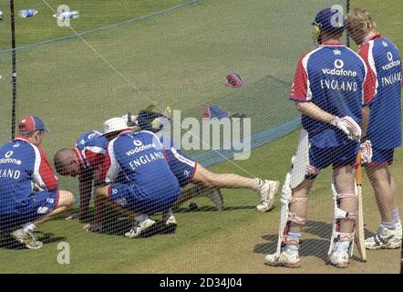 Matthew Hoggard (R) et Kevin Pietersen, en Angleterre, regardent Simon Jones se blesser avec le Dr Peter Gregory (L) et l'entraîneur assistant Matthew Maynard lors de la séance de pratique de net au terrain de l'Association de cricket de Vidarbha, Nagpur, en Inde, le lundi 27 février 2006.Voir PA Story cricket England.APPUYEZ SUR ASSOCIATION photo.Crédit photo devrait se lire: Rebecca Naden/PA.***USAGE ÉDITORIAL SEULEMENT - PAS D'UTILISATION DE TÉLÉPHONE MOBILE*** Banque D'Images