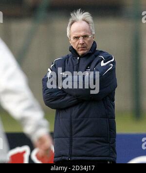 Sven Goran Eriksson, directeur de l'Angleterre, lors d'une session de formation au terrain d'entraînement de Melwood, à Liverpool, le lundi 27 février 2006, avant leur match international amical contre l'Uruguay mercredi. Voir PA Story FOOTBALL England. APPUYEZ SUR ASSOCIATION photo. Le crédit photo devrait se lire: Martin Rickett/PA. CETTE IMAGE NE PEUT ÊTRE UTILISÉE QUE DANS LE CONTEXTE D'UNE FONCTION ÉDITORIALE. AUCUNE UTILISATION DE SITE WEB/INTERNET À MOINS QUE LE SITE NE SOIT ENREGISTRÉ AUPRÈS DE L'ASSOCIATION DE FOOTBALL PREMIER LEAGUE. Banque D'Images