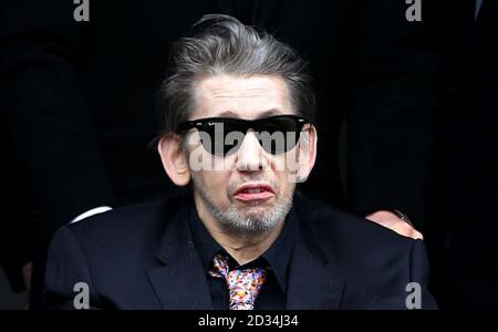 Chanteur Shane MacGowan est aidé de l'église comme l'enterrement de sa mère Thérèse MacGowan, 87, a lieu à l'église Notre-Dame de Lourdes, Silvermines Comté de Tipperary. Banque D'Images