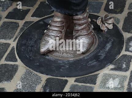 Les pieds de la statue de la chanteuse Cilla Black lors de son dévoilement devant le Cavern Club à Liverpool. Banque D'Images