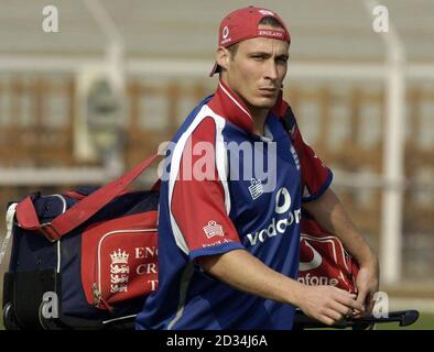 Dossier de la bibliothèque PA daté du 15/02/06 de l'anglaise Simon Jones lors d'une séance de pratique de filets au Cricket Club of India, Bombay, Inde. Le lanceur rapide d'Angleterre Simon Jones a été exclu de la série Test en Inde et il est peu probable qu'il participe à la campagne d'une journée qui suit, le lundi 6 mars 2006. Le héros des cendres s'est tordu le genou gauche dans les filets du Nagpur il y a une semaine. Voir PA Story CRICKET England. APPUYEZ SUR ASSOCIATION photo. Crédit photo devrait se lire: Rebecca Naden/PA. ***USAGE ÉDITORIAL SEULEMENT - PAS D'UTILISATION DE TÉLÉPHONE MOBILE*** Banque D'Images