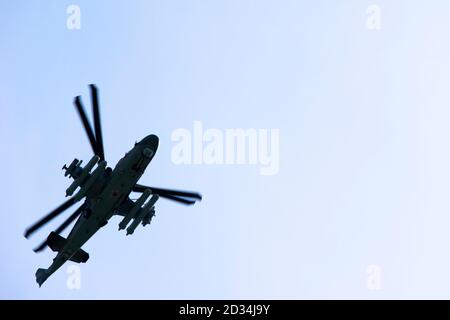 L'hélicoptère d'attaque militaire russe K-52 Alligator vole contre le ciel bleu et nuages Banque D'Images