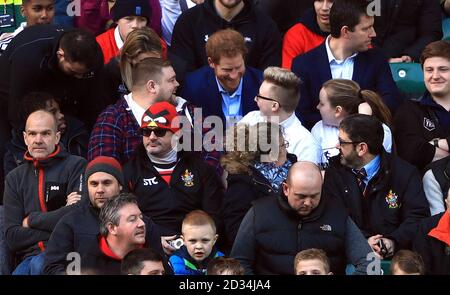 Le prince Harry, Patron de la Rugby Football Union (RFU) siège avec des partisans pendant la séance de formation du Rugby au stade de Twickenham, Londres. Banque D'Images