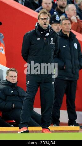 Manager de Liverpool Jurgen Klopp crie des instructions pendant le premier match de championnat à Anfield, Liverpool. Banque D'Images