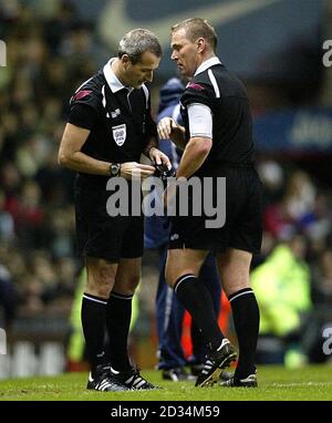 L'arbitre Graham Poll (R) est remplacé par Martin Atkinson lors du match Barclays Premiership entre Manchester United et West Ham United à Old Trafford, Manchester, le mercredi 29 mars 2006. APPUYEZ SUR ASSOCIATION photo. Le crédit photo devrait se lire: Martin Rickett/PA. Banque D'Images