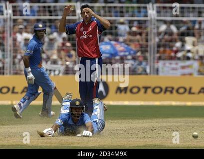 Le Suresh Raina de l'Inde plonge pour éviter une course contre l'Angleterre pendant la troisième journée internationale au Pundit Jawaharlal Nehru Stadium, Goa, Inde, lundi 3 avril 2006. Voir PA Story CRICKET England. APPUYEZ SUR ASSOCIATION photo. Crédit photo devrait se lire: Rebecca Naden/PA. *** - PAS D'UTILISATION DE TÉLÉPHONE MOBILE*** Banque D'Images