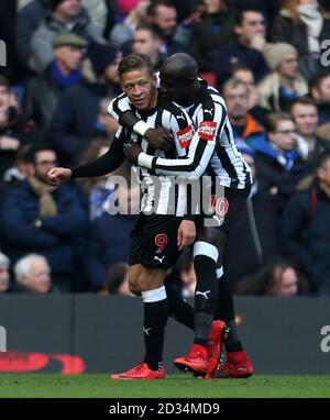 Dwight Gayle de Newcastle United (à gauche) célèbre le premier but de son côté lors du match de la Premier League à Stamford Bridge, Londres. ASSOCIATION DE PRESSE photo Date: Samedi 2 décembre 2017. Voir PA Story FOOTBALL Londres. Le crédit photo devrait se lire: Steven Paston/PA Wire. RESTICTIONS : USAGE ÉDITORIAL SEULEMENT utilisation non autorisée avec des fichiers audio, vidéo, données, listes de présentoirs, logos de clubs/ligue ou services « en direct ». Utilisation en ligne limitée à 75 images, pas d'émulation vidéo. Aucune utilisation dans les Paris, les jeux ou les publications de club/ligue/joueur unique. Banque D'Images