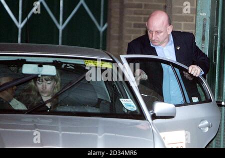 Erica et Michael Geen quittent Oxford Crown court où leur fils Benjamin a été reconnu coupable du meurtre de deux patients en les injectant avec des doses létales de drogues. Date de la photo: Mardi 18 avril 2006. Benjamin Geen, 25 ans, a fait la chasse aux patients peu après leur admission au service des accidents et des urgences de l'hôpital général de Horton à Banbury, dans le Oxfordshire. Voir PA Story COURTS Geen. Le crédit photo devrait se lire: Tim Ockenden/PA Banque D'Images