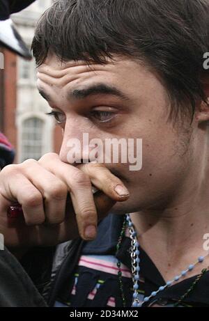 Pete Doherty, 27 ans, le frontman de Babyshambles arrive au tribunal de la magistrature de Thames, à l'est de Londres, où il a été épargné en prison après avoir plaidé coupable de multiples accusations de possession de drogue. Banque D'Images