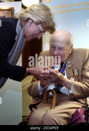 La duchesse de Gloucester avec l'homme le plus ancien de Grande-Bretagne, et le dernier survivant connu de la bataille de Jutland Henry Allingham, âgé de 109 ans avec un hologramme de lui-même pendant le lancement de l'exposition Ghosts of Jutland, à bord du HMS Belfast dans le centre de Londres. Banque D'Images