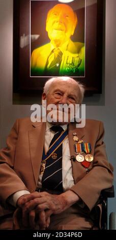 La plus ancienne de la Grande-Bretagne, l'homme et le dernier survivant connu de la bataille du Jutland Henry Allingham, 109 ans avec un hologramme de lui-même pendant le lancement de les fantômes du Jutland, exposition à bord du HMS Belfast, au centre de Londres. Banque D'Images