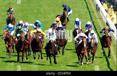 Sir Percy et le jockey Martin Dwyer (à droite) et le reste du terrain se dirigent vers la ligne d'arrivée alors que le mont Horatio Nelson de Kieren Fallon se retire à l'arrière du terrain pendant le festival Vodafone Derby à Epsom. Banque D'Images