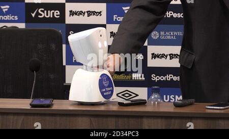 Capture d'écran prise de PA vidéo du Manager d'Everton Sam Allardyce avec la mascotte de robot de téléprésence utilisée dans le jeu d'aujourd'hui après le match de la Premier League à Goodison Park, Liverpool. Banque D'Images