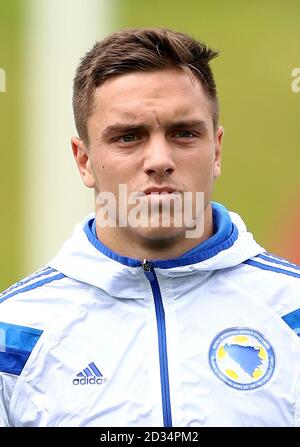 La Bosnie-et-Herzégovine Nemanja Nikolic au cours de l'UEFA U17 Championnat, match du groupe C à St George's Park, Burton. Banque D'Images