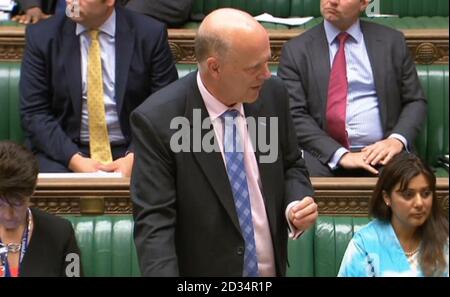 Le secrétaire aux Transports, Chris Grayling, s'adresse aux députés avant le vote à la Chambre des communes de Londres sur la troisième piste proposée à l'aéroport d'Heathrow. Banque D'Images