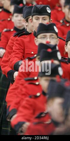 Élèves (connu sous le nom de Victoria) de la Queen Victoria School à Dunblane lors d'un défilé pour célébrer la présentation d'une nouvelle couleur par la Princesse Royale. Banque D'Images