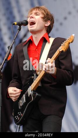 Franz Ferdinand chanteur Alex Kapranos se produit sur la scène principale au T in the Park festival de musique en Balado, en Écosse. Banque D'Images