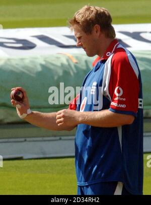 Matthew Hoggard, en Angleterre, lors d'une séance de pratique sur les filets au terrain de cricket de Lord, à St John's Wood, Londres. Banque D'Images