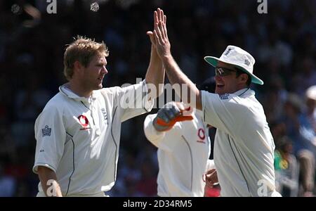 Le capitaine Andrew Strauss félicite Matthew Hoggard (à gauche), en Angleterre, après avoir rejeté Shahid Afridi au Pakistan, au cours du quatrième jour du premier match du npower Test au terrain de cricket de Lord, à Londres. Banque D'Images