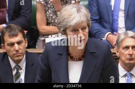 La première ministre Theresa May met à jour les députés de la Chambre des communes, à Londres, après que le CPS ait émis des mandats d'arrêt européens pour l'extradition des deux ressortissants russes, Alexander Petrov et Ruslan Boshirov, dans le cadre de l'attaque d'empoisonnement par Novichok contre Sergei Skripal et sa fille Yulia en mars. Banque D'Images